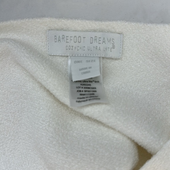 Barefoot Dreams Poncho - Picture 6 of 7